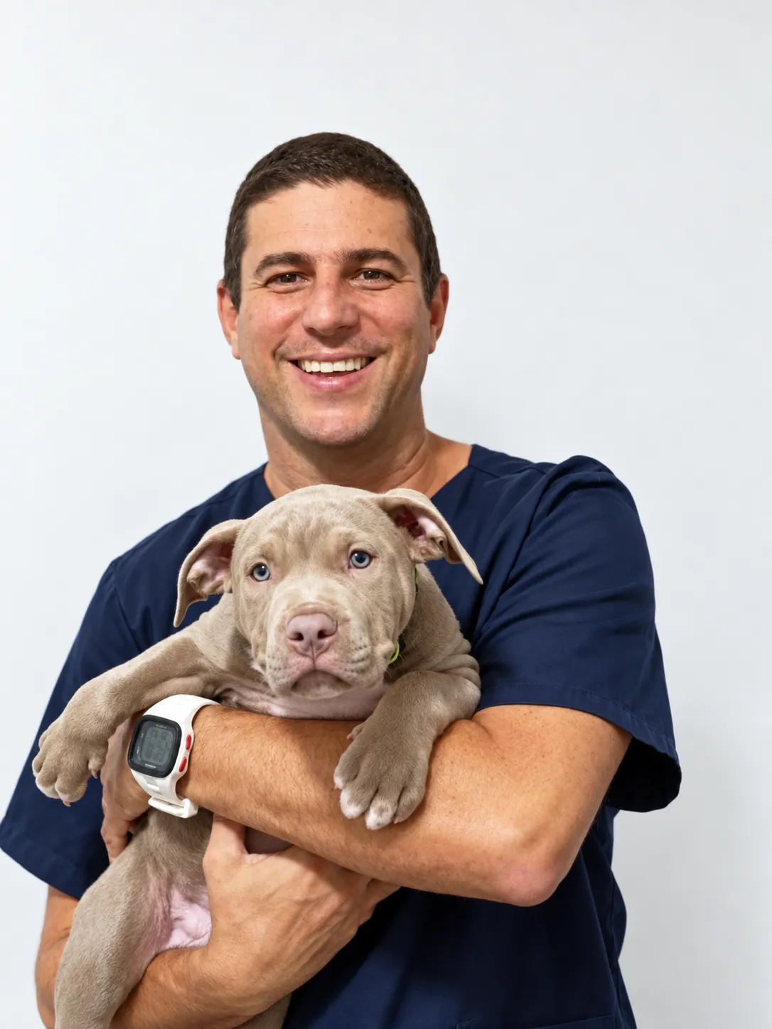 Dr. Marcello Mendes, CRMV-SP 19.061, com um pet na OPMAM