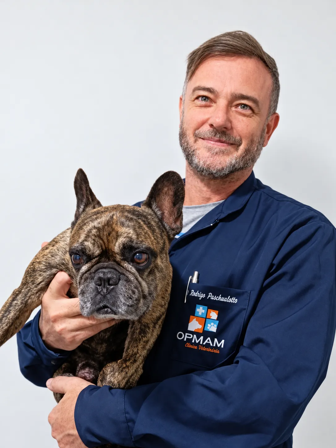 Dr. Rodrigo Paschoaloto, CRMV-SP 23.164, com um pet na OPMAM