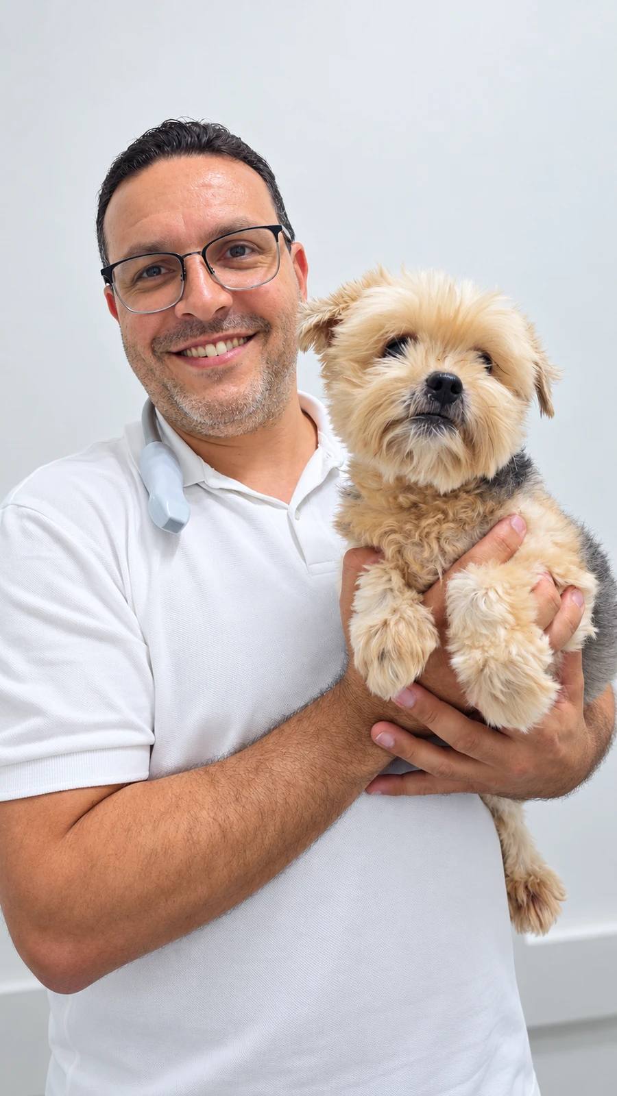 Dr. Wagner S. Lobo, CRMV-SP 22.874, com um pet na OPMAM